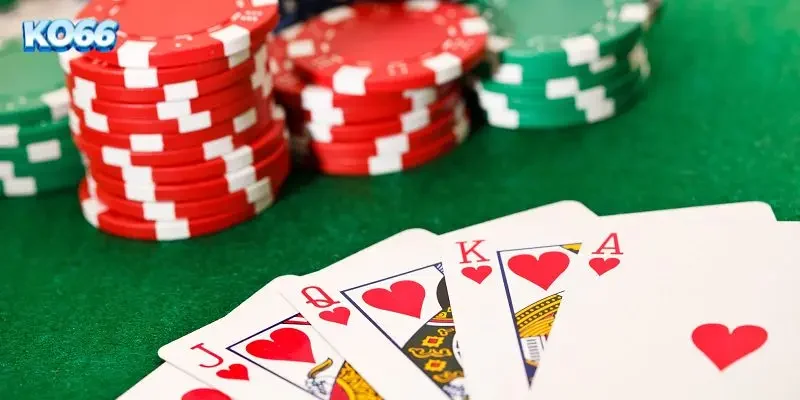 Minh họa giao diện Poker Texas Hold'em KO66 chuẩn quốc tế với các vị trí ghế ngồi và tùy chọn cược rõ ràng.